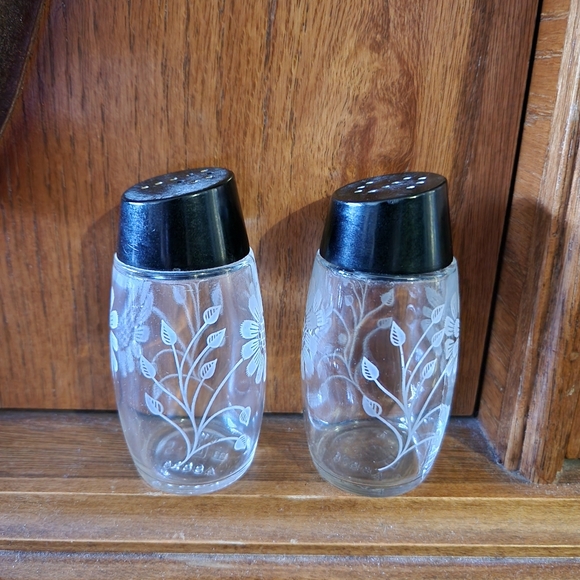 Vintage Dominion salt and pepper shakers - Picture 4 of 4